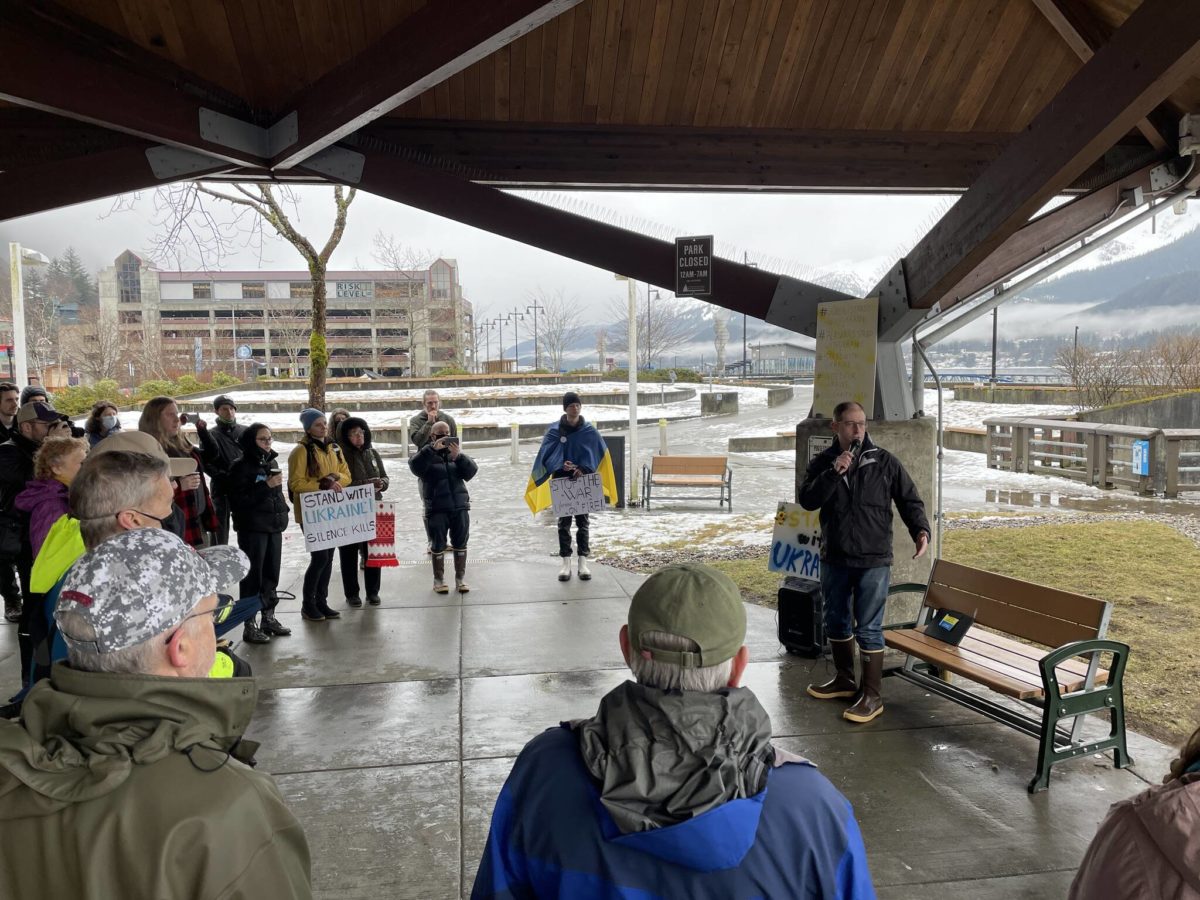 Sunflowers Under A Rainy Sky Juneau Rallies For Ukraine Juneau Empire