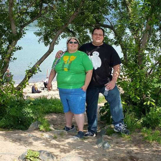 Grace Amundsen and Scott Barnkow pose together at the beach. They will marry on June 2, 2017.