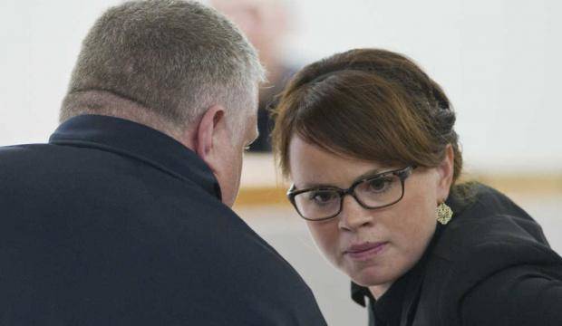 Then-Assistant District Attorney Angie Kemp speaks to Juneau Police Department Officer Jason Van Sickle during the trial; of Laron Graham in Juneau Superior Court on June 25. 2016, in this archive photo. (Michael Penn | Juneau Empire)