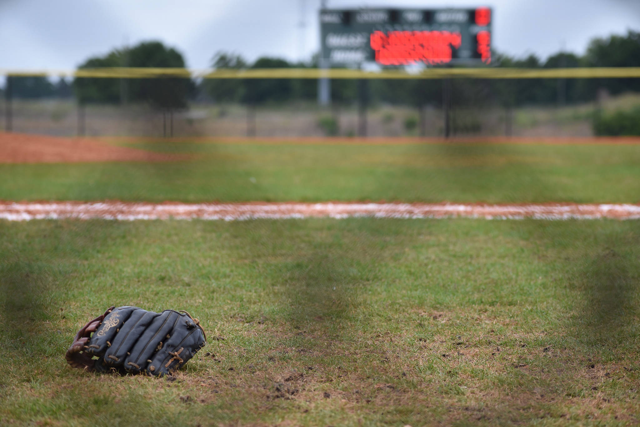 Majors softball falls in District championship