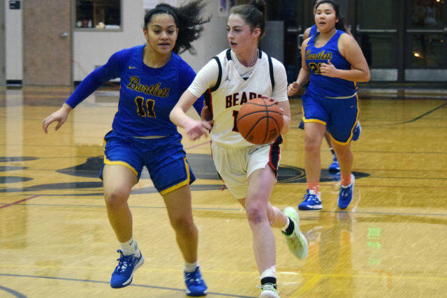 Juneau-Douglas High School: Yadaat.at Kalé’s Kendyl Carson races down the floor as Bartlett High School’s Lavinia Lavelua gives chase at JDHS on Saturday, Jan. 4, 2020. JDHS won 50-44. (Nolin Ainsworth | Juneau Empire)