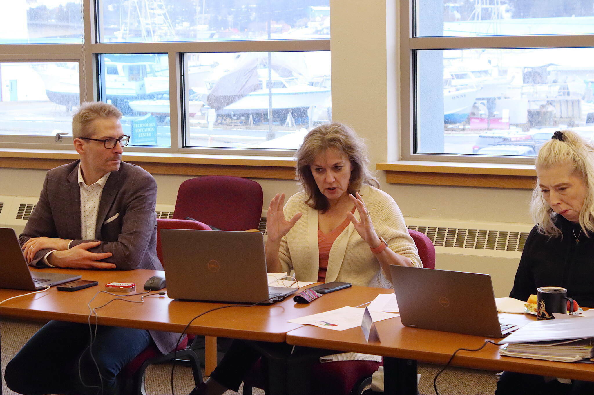 Lisa Pearce (center), chief financial officer for the Juneau School District, discusses the district’s financial crisis in her role as an analyst during a work session Feb. 17 at Juneau-Douglas High School: Yadaa.at Kalé. She announced her intention to resign on Friday. (Mark Sabbatini / Juneau Empire file photo)