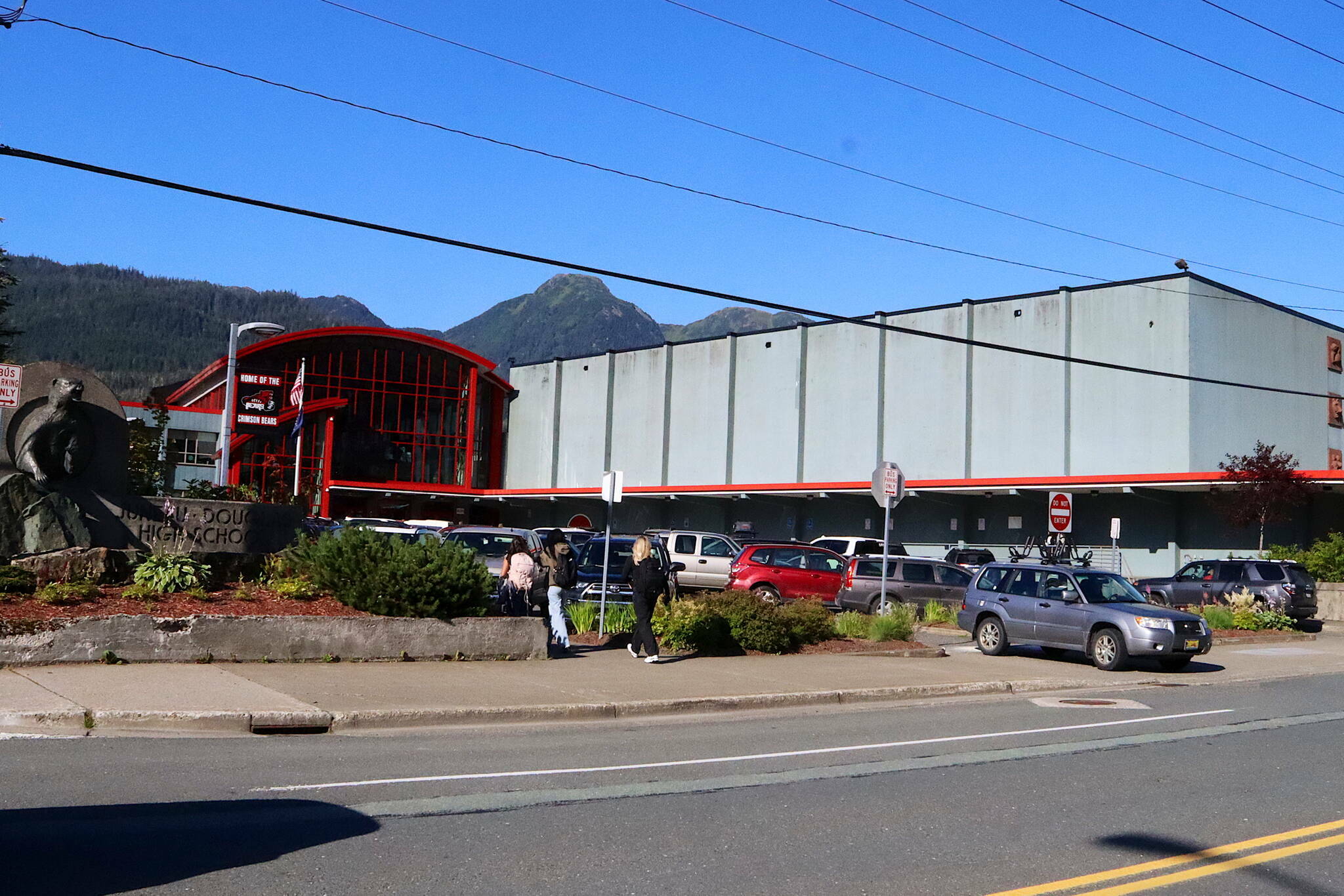 A steady procession of vehicles and students arrives at Juneau-Douglas High School: Yadaa.at Kalé before the start of the new school year on Thursday, Aug. 15, 2024. (Mark Sabbatini / Juneau Empire file photo)