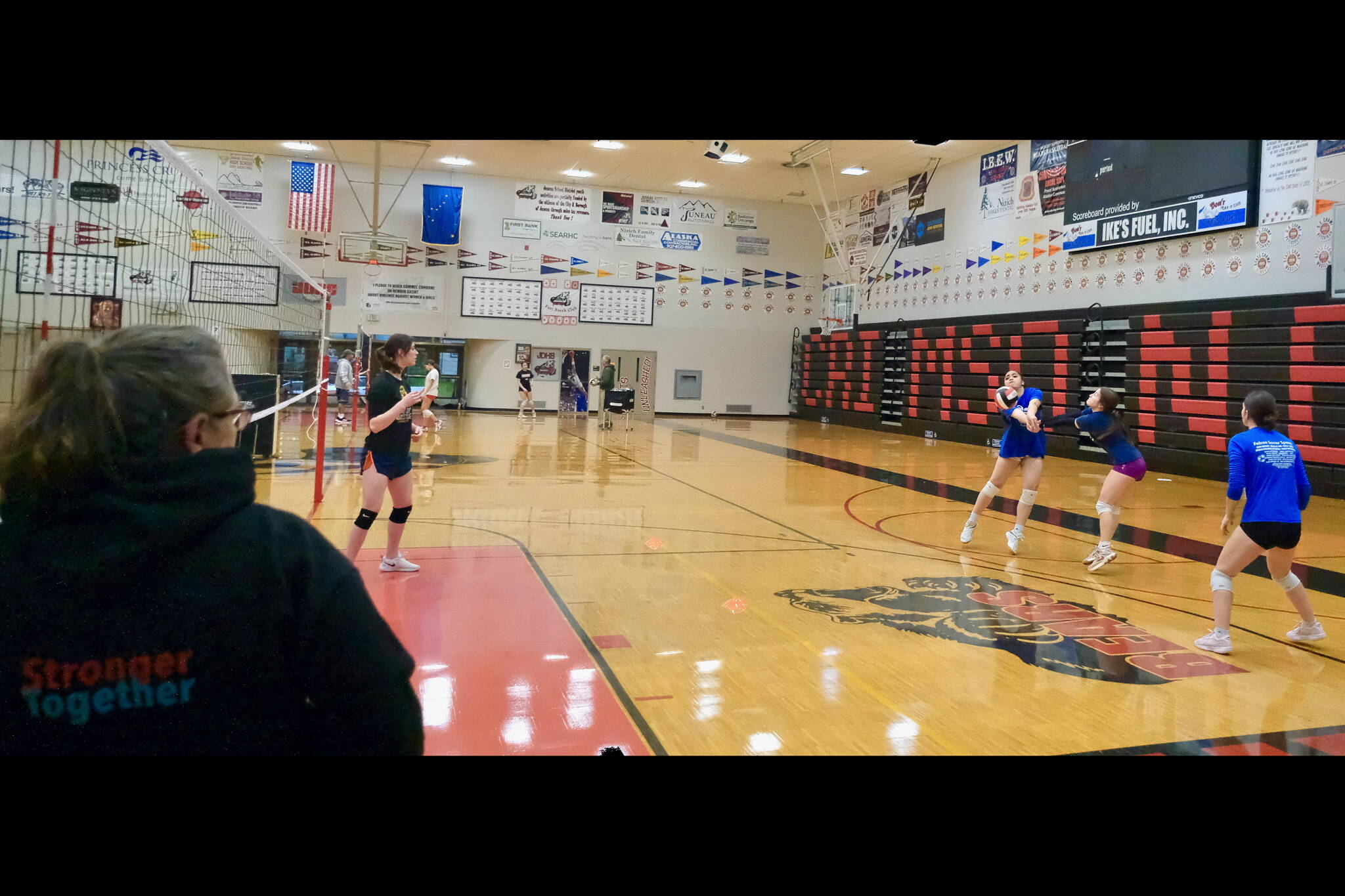 Juneau-Douglas High School: Yadaa.at Kalé volleyball coach Jody Levernier looks on as Crimson Bears seniors Evelyn Richards, senior Lavinia Ma’ake, sophomore June Troxel and junior Braith Dihle work a drill in practice Tuesday at the George Houston Gymnasium. (Klas Stolpe / Juneau Empire)