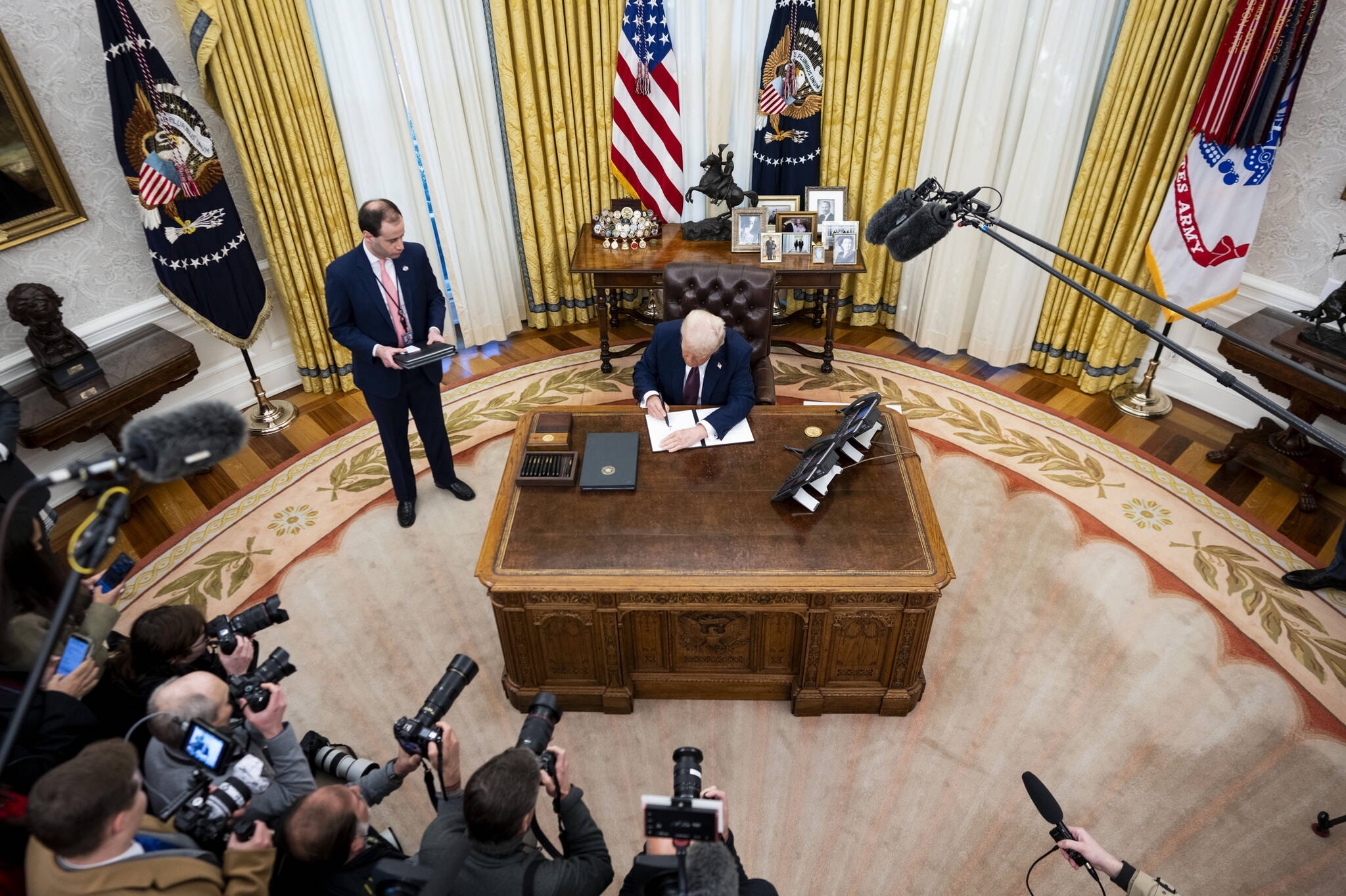 President Donald Trump signs Executive Orders in the Oval Office of the White House, in Washington on Thursday, Jan., 23, 2025. (Doug Mills/The New York Times)